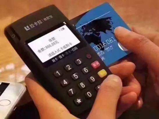 POS機(jī)辦理：用POS機(jī)刷一萬塊錢要扣掉多少錢？