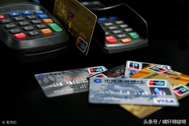 現(xiàn)在個人POS機辦理很簡單，只要提供身份證，信用卡就能馬上辦理，然后自行下載APP軟件，注冊實名認證后就能刷卡收款，非常方便。